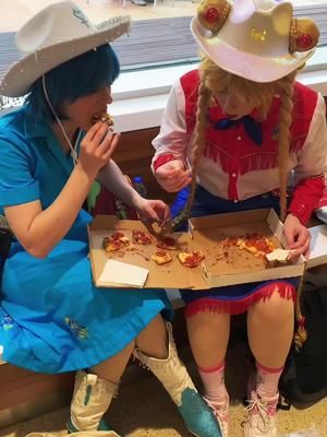 Con munchiez  #sanjapan15 #cosplay #cosplaygroup #sailormoon #cowboysailormoon #animeconvention @Alyssa @CocoCoola 