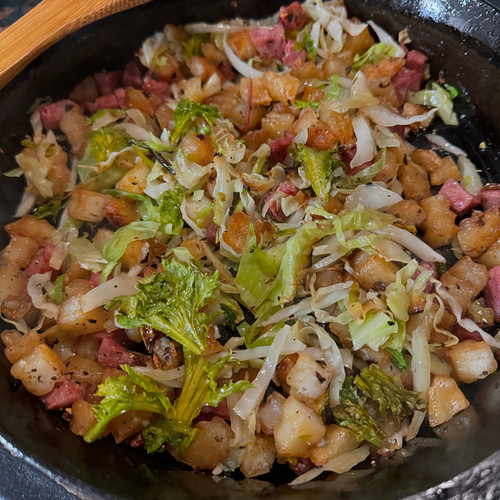 Leftover hash! Garlic fries, schmaltzy cabbage n’ mustard greens, and Uruguayan chorizo.

#brekkie #randwiches