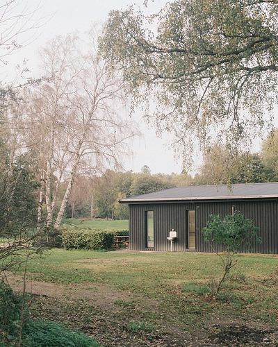 Autumn vibes in Sweden 🍂 
.
.
#miesvanderrohe #portra400 #landscapearchitecture #35mm #architecturephotographer #fujifilm #le...