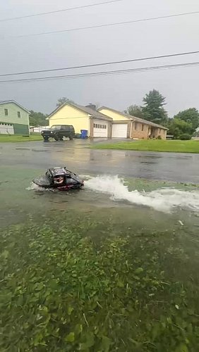 Basement is currently flooding, ripping the @proboatmodels jet boat in the front yard on a skate ramp 🤘🏻

#rcboat
#proboat 
#...