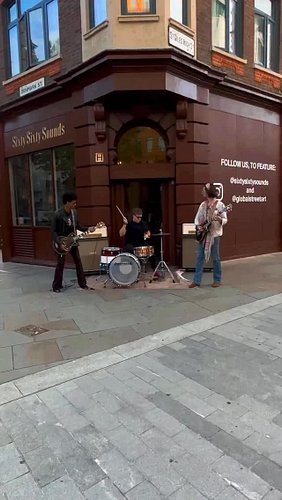 Reposting in honor of @robertplantofficial’s latest performance at @nprmusic Tiny Desk. @sixtysixtysounds @gibsonguitar @sam_...