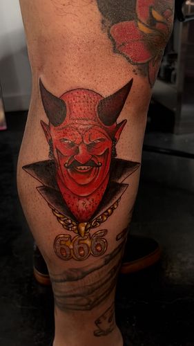 Summoned some devilish vibes with this Rob Zombie-inspired tattoo — complete with a chunky gold chain and glittering 666 jewe...