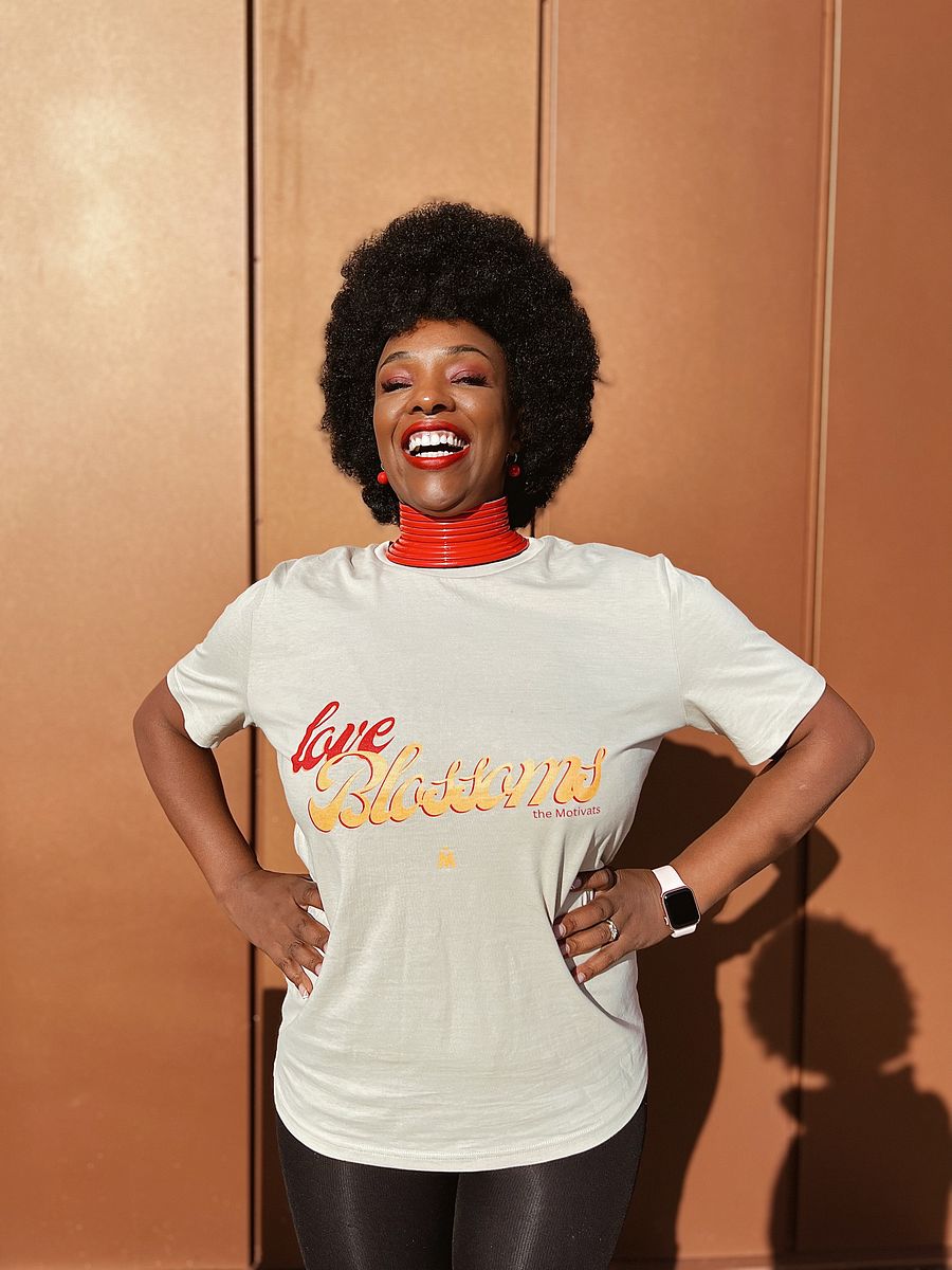 The Motivats Organic - Love Blossoms (Cotton T-Shirt) (BLACK FRIDAY SALE) product image (3)