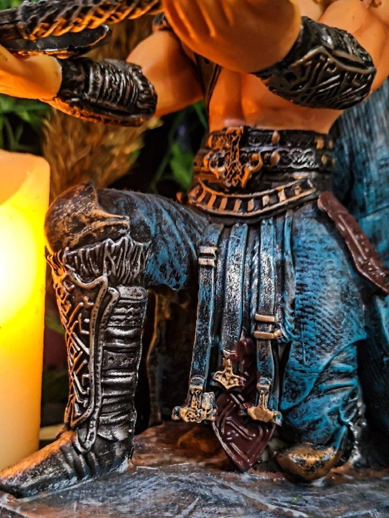 The Armored Kingdom Kneeling Norse Valor Warrior Stand Holder product image (3)