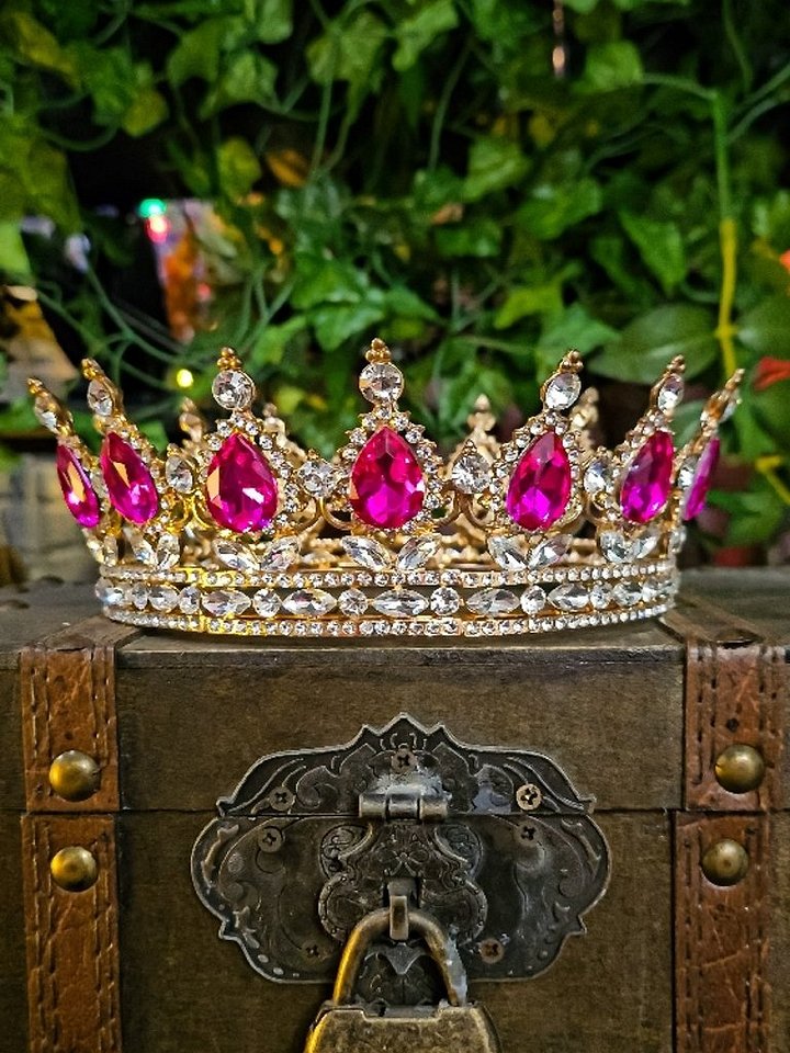 The Armored Kingdom Deep Rosethorn Pink Crown (Gold) product image (1)