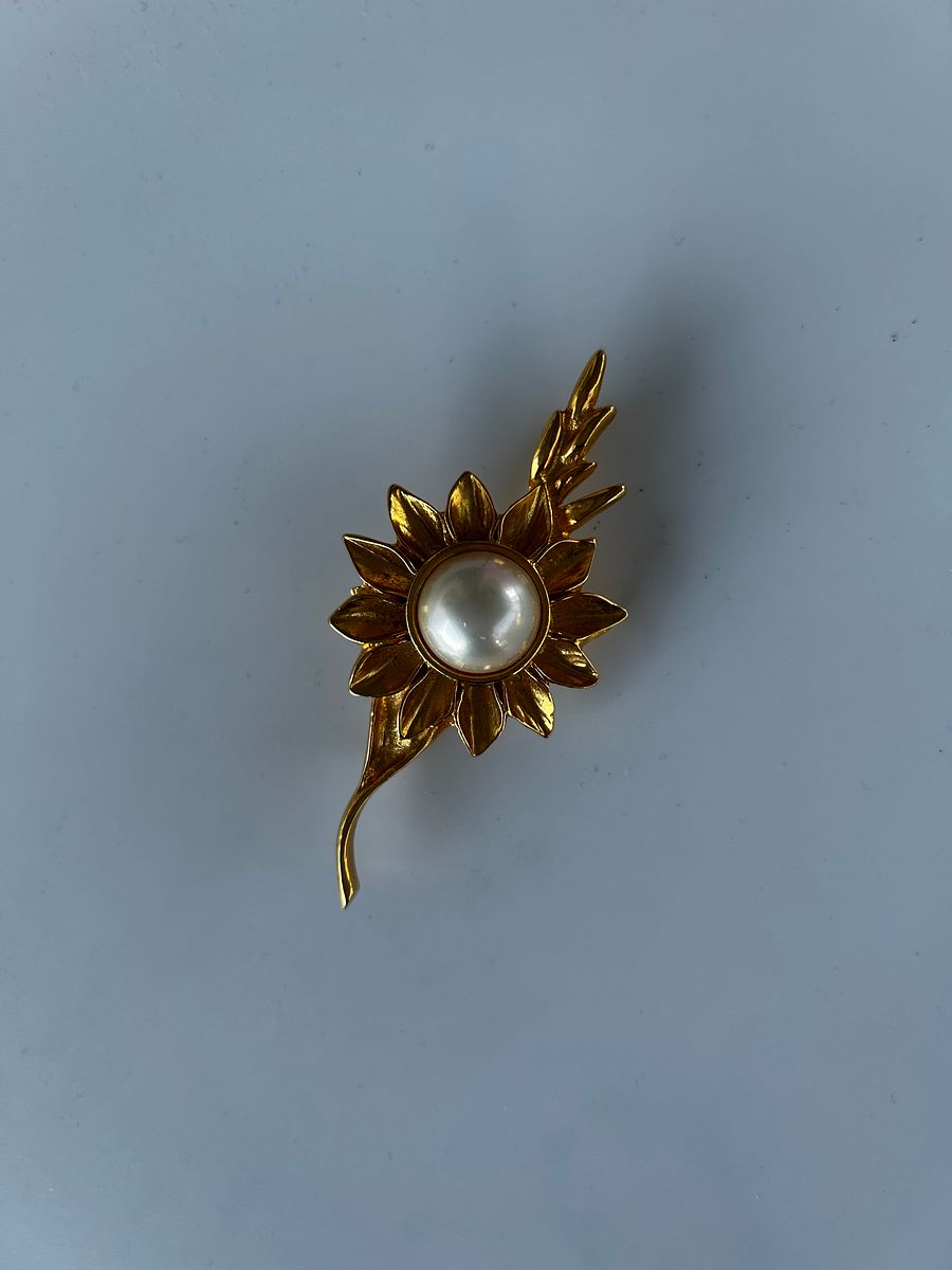 Vintage Gold Tone Flower Faux Pearl Cabochon Brooch product image (3)