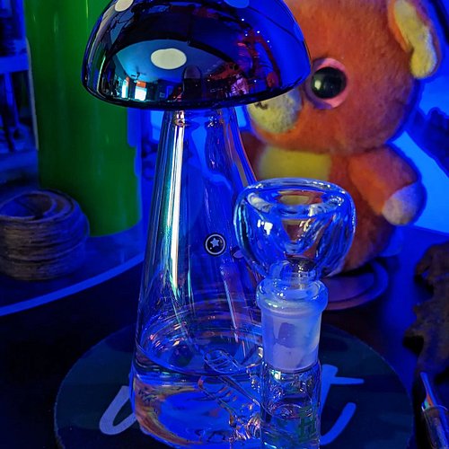 This thing is soooo fucking cute. Can't capture it but it's iridescent, the whole thing. #hemperco