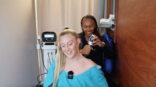 Carrying stress in your shoulders? You’re not alone! 💆‍♀️ Shockwave therapy targets trigger points in the upper traps to rele...