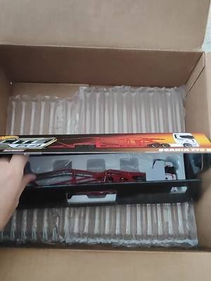 Mattel really done a great job packaging this Scania 770S. The box looks nice, the plastic all around the model and papers on the front wheels. All in all, all is great. I recommend the model.