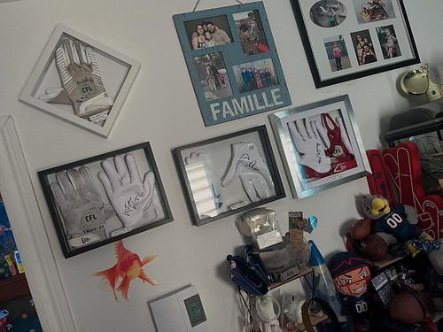 Finally felt a little better to do something on the kids walls. So far Sabrina she finally got her frames with her gloves and...