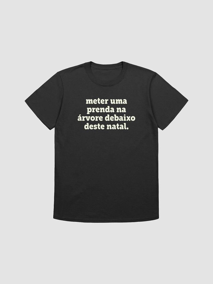 meter uma prenda na árvore debaixo deste natal. | T-shirt product image (1)