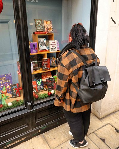 Just a girl wanting more books because you can never have enough 🫶🏻 
Sneaky photographer: @arts_tats