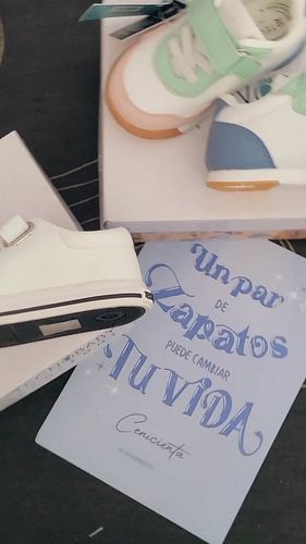 Hoy nos ha llegado un paquetito muy especial: Las primeras zapatillitas del bebé Roma!!!

🧡 No me pueden superencantar más 💙
...