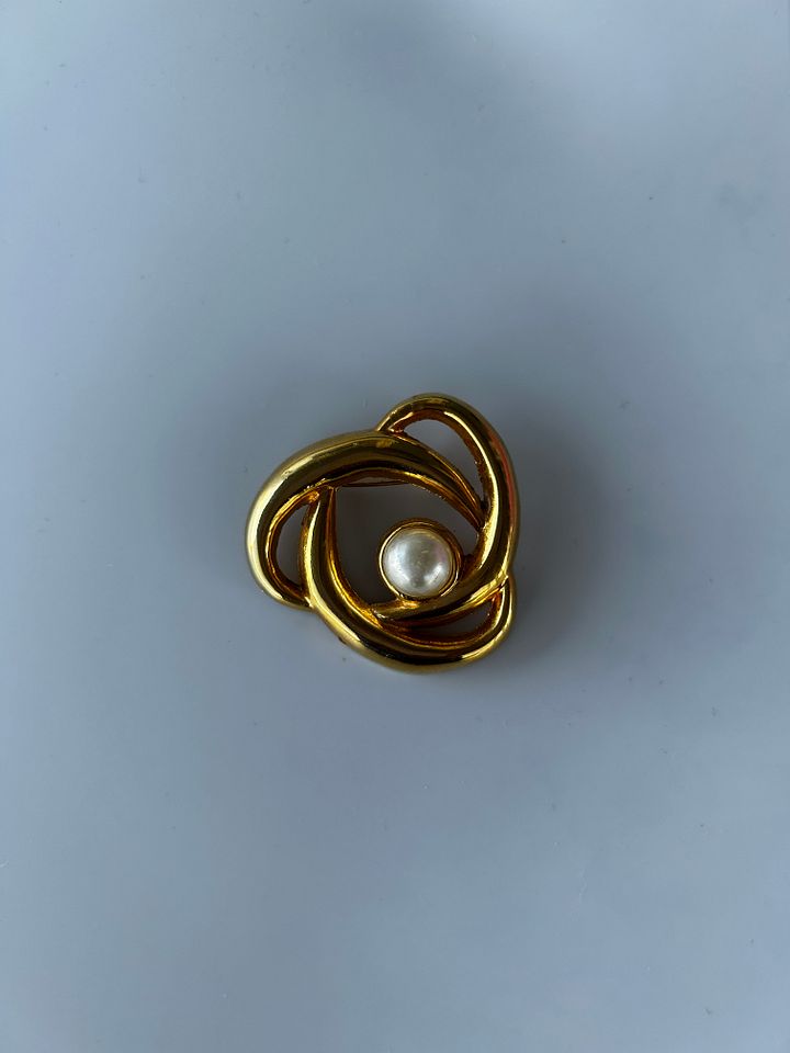 Vintage AAI Gold Tone Faux Pearl Brooch product image (1)