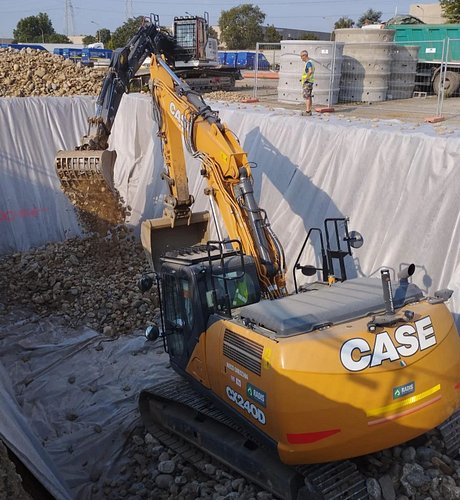 Case CX240D working with a Hidromek excavator
FOLLOW @macchinari_pesanti for more!
[📸 @ale_tara94 ]

MERCH➡️ shop.macchinarip...