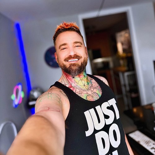 💇🏼‍♂️ I cut my hairs. Looks like I’m gonna have to dye again… these roots are out of control. What colors should I do next?