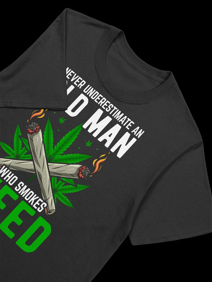420 Weed - Never underestimate an old man who smokes weed T-Shirt product image (15)