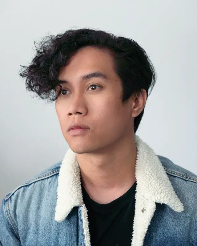 Hi! Didn’t see you there, here’s my new profile photo. If you see this guy around know that it’s me. Don’t be shy to say hi, or better yet, tell him that you have watched his latest music video and how you enjoyed it so much. 😉 #singersongwriter #londonsinger #uksinger 