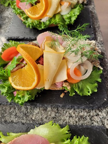 Idag Lördag har vi öppet cafét fram till kl 15!🙌
Viktoria har laddat montern med gofika och juliga smörgåsar. 
I ugnen bakas ...