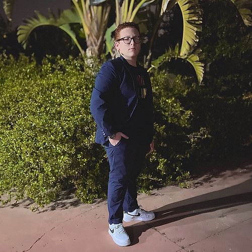 🍷🤵‍♂️ 
•
•
•

#lorenzoperucci #instagramphoto #instagram #like #likexlike #birthay #photoofbirthday #likesforlike