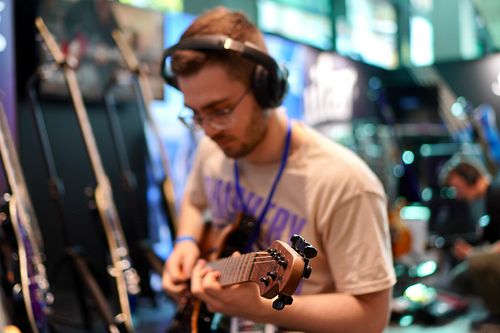 Throwback to Guitar Summit, when I was trying a @sterlingbymusicman Sabre. Aesthetically stunning, and quite comfortable. Can...