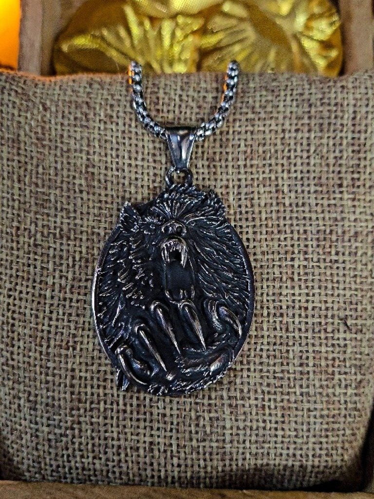 The Armored Kingdom Claw of the Mountain Bear Necklace product image (1)