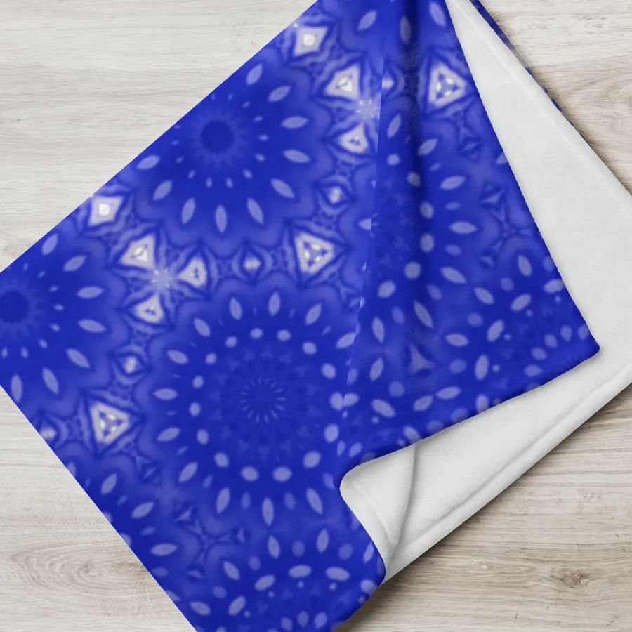 Blue & White Daisy Seamless Patterned Throw Blanket product image (8)