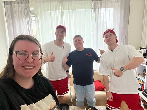 Net waren de heren van @glowmovies aanwezig voor hun nieuwe video! @rikkleeven @jesperweijs 
Met de kookkunsten van @itsgewoo...