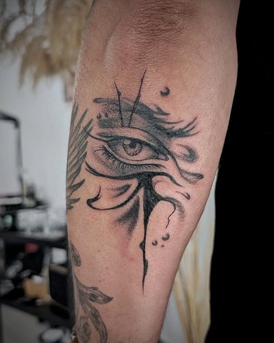 eYes oF hOruS aNd rA 

#eyeofra #eyeofhorus #egyptiangod #horus #egyptiantattoo #tattoo #ink #tattoodesign #tattooart #tattoo...