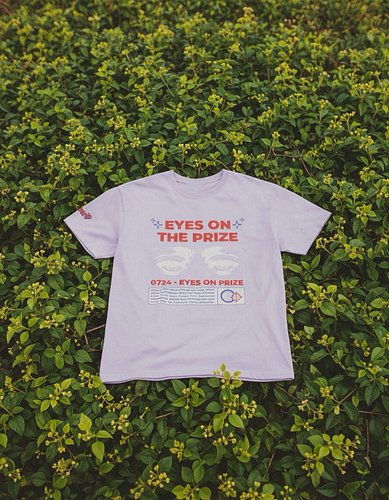Con los ojos puestos en la meta, tu estilo te llevará a la victoria. Nuestra nueva camiseta “Eyes On The Prize” te impulsa a ...