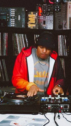 Working the vinyl #turntablism

Song credits: Gang Starr - Words I Manifest (remix)