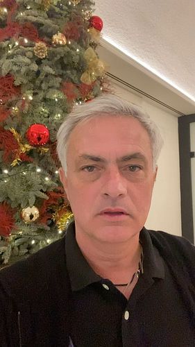 Un augurio particolare dal nostro mister @josemourinho ❤️💛
.
.
@officialasroma #asroma #buonnatale #happyholidays #josemourin...