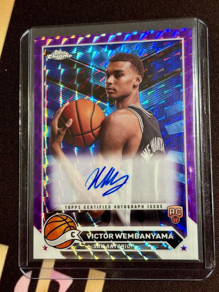 2023-24 Topps Chrome VICTOR WEMBANYAMA Purple Geometric ON CARD Auto CG-VW product image (1)