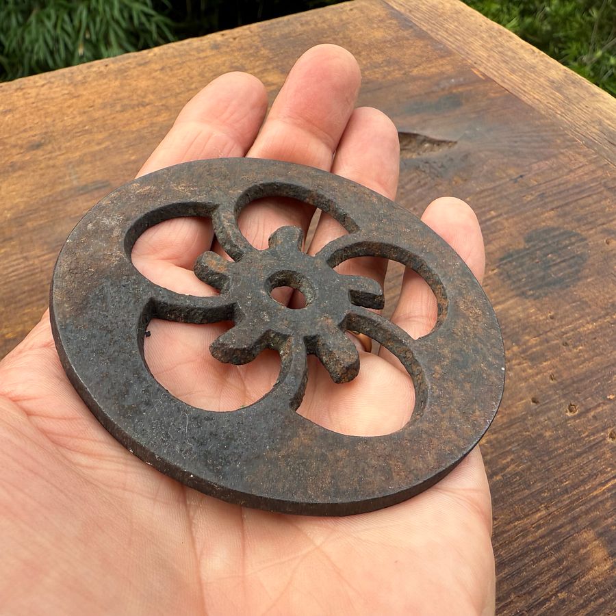 🎎 Japanese Cast Iron Tetsubin Trivet – Mid-Showa Era – Japan Antique Roadshow product image (3)