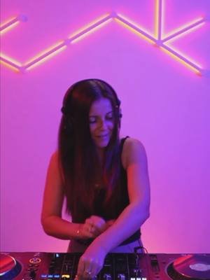 Caught a vibe on Twitch and didn’t wanna let go 👀🎶 Kabuki & Jenna G -  Just Hold On hit too perfectly 💙 If you’re into drum and bass, silly chat, and live DJ mixes, come hang. Hit that follow on Twitch so you don’t miss a beat 👉 twitch.tv/char_dj #DNB #LiquidDnB #Kabuki #JennaG #TwitchDJ #DrumAndBass #Char #JustHoldOn #twitchfam 