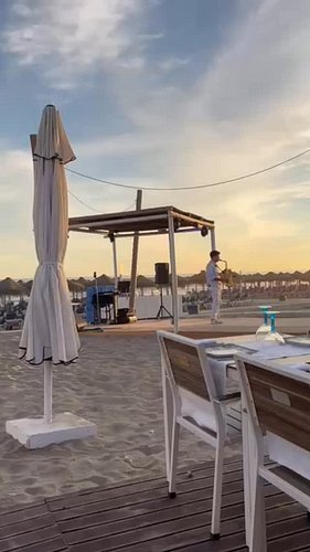 “Cada atardecer es una página que se cierra, pero también una promesa de que habrá un nuevo amanecer.”

-

#saxofon #music #s...