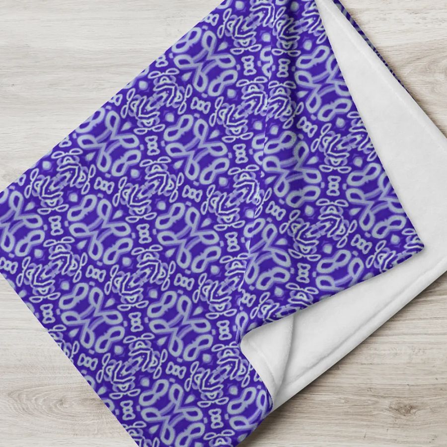 Elegant Purple & White Seamless Patterned Throw Blanket product image (6)