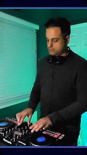 Love it when playing around with Serato Stems and a sweet sounding blend falls into place. 

“Chinese Silk” by @futurecutuk, ...
