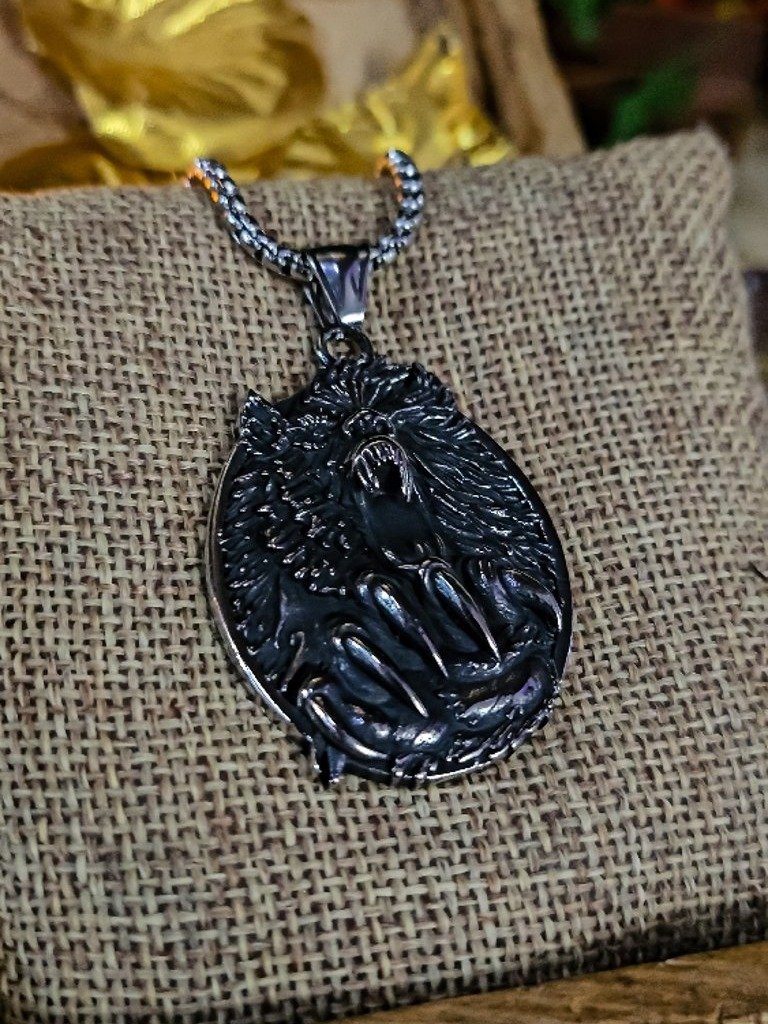 The Armored Kingdom Claw of the Mountain Bear Necklace product image (4)