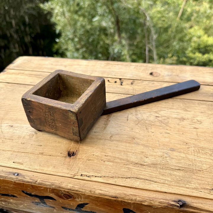 🎎 Antique Japanese Wooden Masu Scoop with Handle – Early Showa to Taisho Era Merchant Tool product image (1)