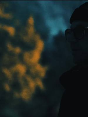 Ab sofort ist das neue Musikvideo zu „Träume Drama Drums“ online direkt auf dem Chakuza-YouTube-Channel. Dieses Video liegt mir bei besonders am Herzen, denn wir haben es komplett In-House produziert. Gefilmt und geschnitten wurde das Ganze von Kollapzfilms, und Editing, Produktion & finaler Look kommen direkt von mir selbst. Der Song gehört zu den ehrlichsten Momenten des Albums und genau das spiegelt das Video wider: roh, reduziert, echt. Keine Show, keine Maske – nur Gefühl. Das Video ist jetzt online – schaut rein, teilt es, lasst Liebe da. https://youtu.be/iBsKf2rSY6M Danke an alle, die diesen Weg mit uns gehen und das Projekt „Träume Drama Drums“ so stark mittragen. #NeuesVideo #TräumeDramaDrums #Chakuza #Mehralsmusik