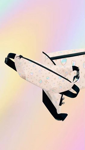 This isn’t just a fanny pack—it’s a whole main character moment.✨
🌙 Holographic hearts, dreamy moons, and mirrors to remind y...