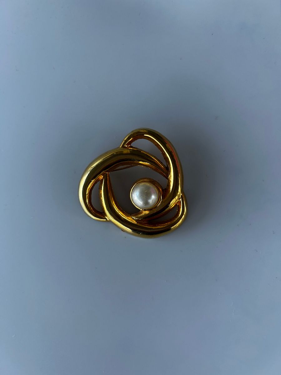 Vintage AAI Gold Tone Faux Pearl Brooch product image (2)