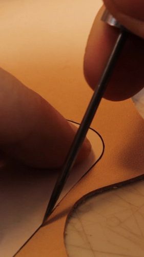 tracing slim wallet pattern
.
.
#handmade #leatherpatterns #leathercraft