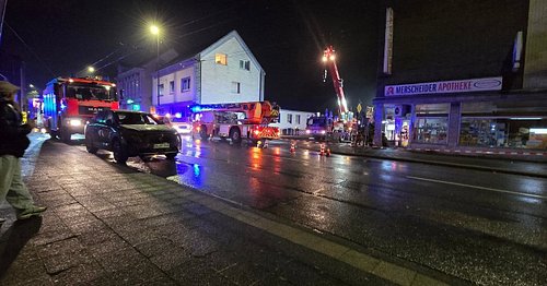 Solingen: Feuerwehreinsatz mit Kran im Stadtteil Merscheid - Verkehrsbehinderungen im Bereich Merscheider Straße

Solingen, 6...