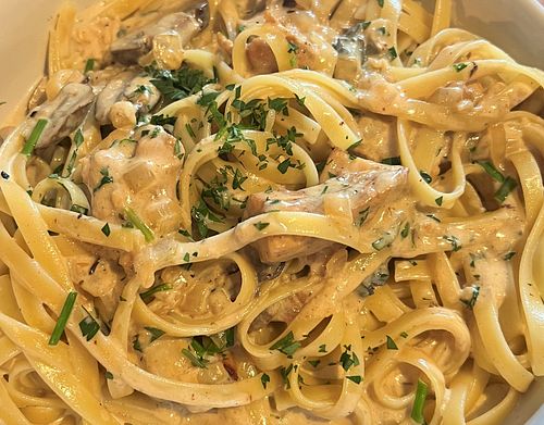 Fettucine with Chicken and Baby Portabello Mushrooms in a Gorgonzola Cream Sauce and Garlic Bread from @iamginodacampo Italia...