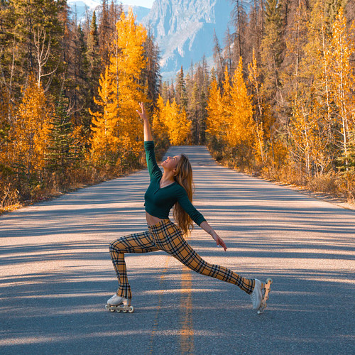 Fall is my favorite color🍂
*
*
*
🎥 @champexcellent 
*
*
*
#banffalberta #albertacanada #figureskating #iceskating #rollerskat...