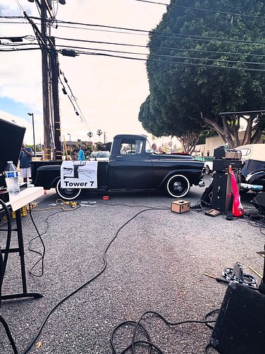 Lots of slick classic cars tonight in downtown Encinitas @encinitas101mainstreet 

Come by for some live surf rock next to th...