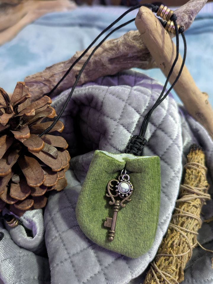Howlite Key Pouch Necklace product image (2)