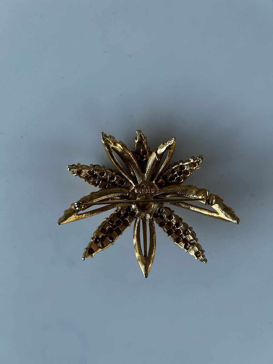 Vintage Gold Tone Rhinestones Leaves Large Brooch product image (4)